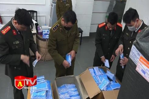 Phát hiện hàng nghìn hộp khẩu trang không rõ nguồn gốc