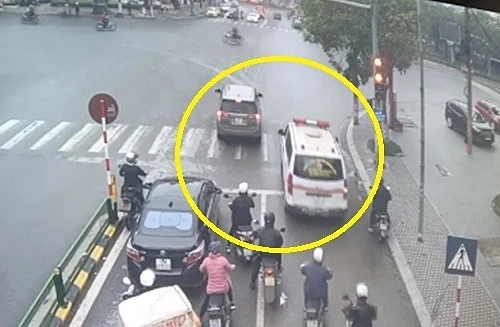 Lái xe vượt đèn đỏ để nhường đường cho xe cấp cứu có bị xử phạt?