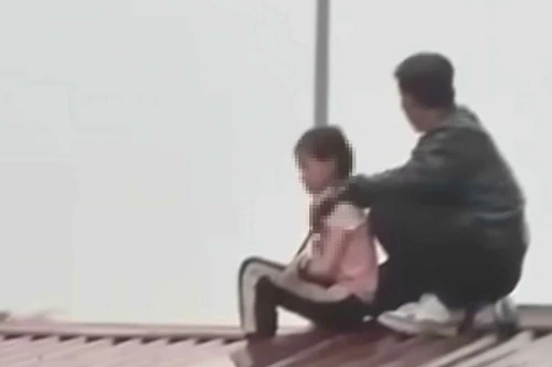 Kẻ bắt bé gái 9 tuổi làm con tin có thể phải đối diện hình phạt nào?