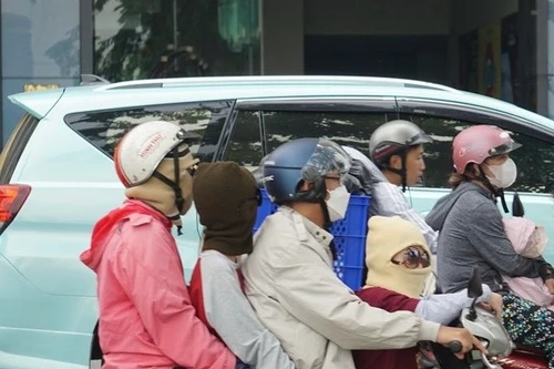 Phạt đến 10 triệu đồng nếu chở trẻ em trên 6 tuổi ngồi trước xe máy