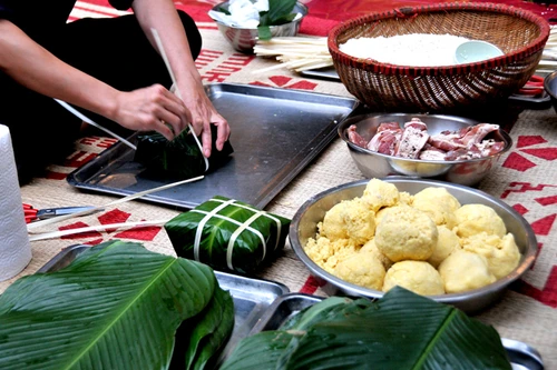 Tết về gói bánh chưng xanh