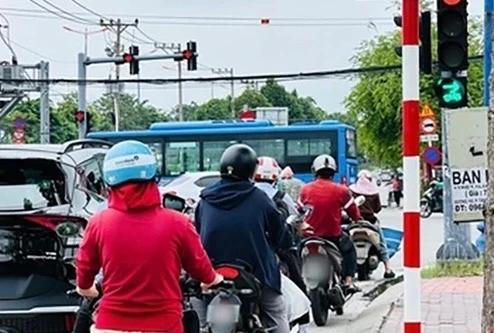 Ô tô dừng đèn đỏ chắn lối rẽ phải gây tai nạn sẽ bị phạt tới 22 triệu đồng