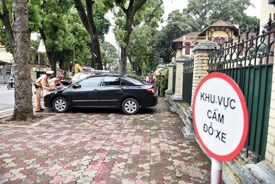 Mới: Dừng, đỗ xe sai quy định gây tai nạn bị phạt tới 22 triệu đồng