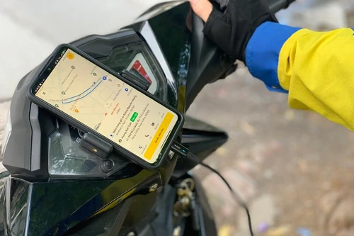 Lái 'xe ôm' công nghệ gắn điện thoại lên đầu xe xem đường đi có bị phạt tới 14 triệu đồng?