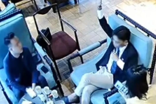 Vụ khách hành hung nhân viên quán cà phê: “Tổng tài” không trực tiếp ra tay có phải chịu trách nhiệm?