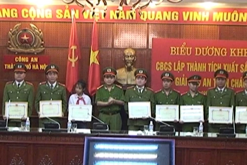 Khen thưởng thành tích phá vụ án bắt cóc tống tiền ở Hà Đông