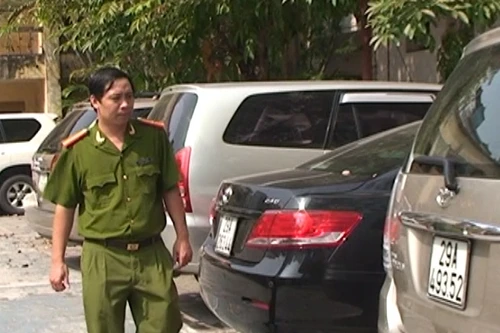 Bắt giữ phó giám đốc lừa đảo xe ô tô 