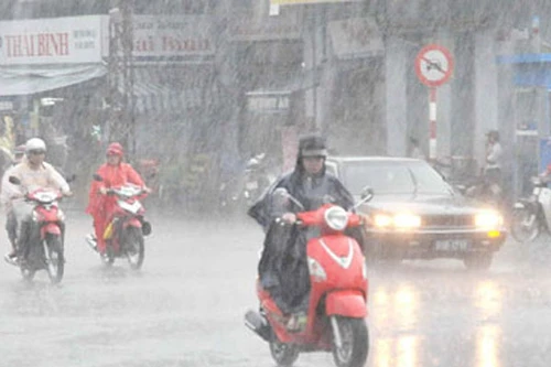 Mưa dông giải nhiệt, đề phòng tai nạn khi đi đường 