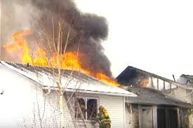 Lụy tình, nhân viên nhà hàng đốt phòng trọ người yêu cũ