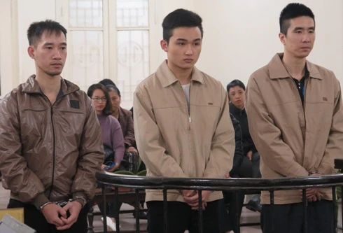 Lấy lòng ông chủ, nam thanh niên đánh người vô cớ