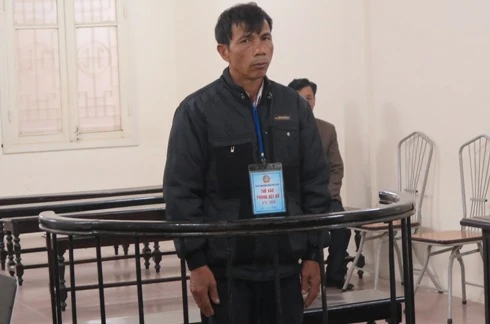 Cám cảnh người thầy giáo kể tội em trai giữa… công đường