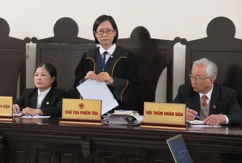 Thẩm phán Hà Nội chính thức mặc trang phục mới khi xét xử