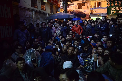 Xếp hàng trắng đêm chờ lấy số tiêm chủng cho con