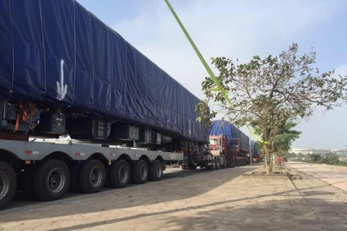 Cấm đường Lê Trọng Tấn (Hà Đông) để cẩu toa tàu đường sắt Cát Linh lên ray