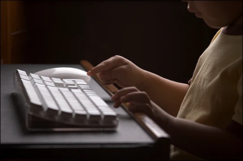 Mỹ bắt giữ 1.140 nghi can tấn công tình dục trẻ em