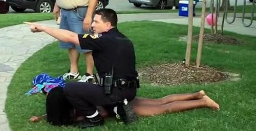 Mỹ đình chỉ công tác cảnh sát chĩa súng vào bé gái da màu