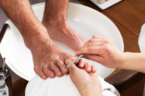 Tử vong do… làm móng chân 