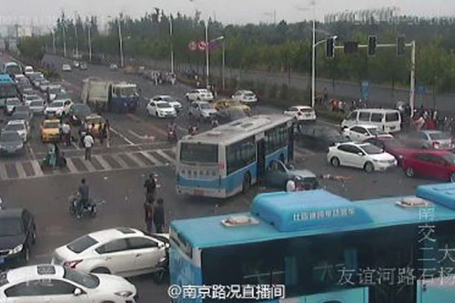 Xe BMW chạy với tốc độ kinh hoàng đâm nát ô tô Mazda, 2 người chết