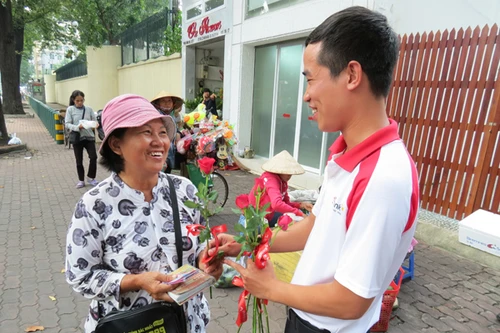 Tặng hoa cho những người phụ nữ không có ngày 20/10