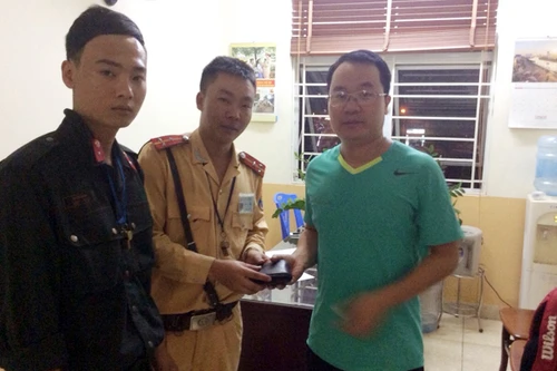 Đánh rơi hơn 30 triệu đồng được 2 chiến sỹ công an tìm thấy trả lại