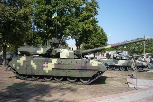 [ẢNH] Ukraine biểu dương lực lượng tăng thiết giáp hùng hậu răn đe ly khai miền Đông