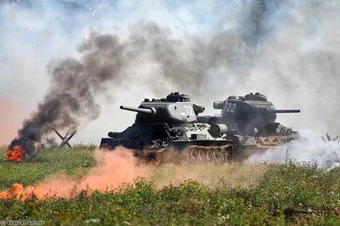 [ẢNH] Xe tăng T-34-85 Nga nhận lại từ Lào biểu diễn sức mạnh trên thao trường