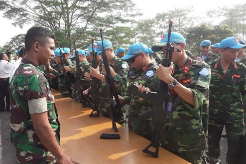 [ẢNH] Chiến sĩ gìn giữ hòa bình Việt Nam huấn luyện sử dụng súng trường Pindad SS2 tối tân