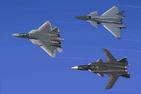 [ẢNH] Sự thật về bức ảnh Su-57 bay kèm Su-47 và MiG-144
