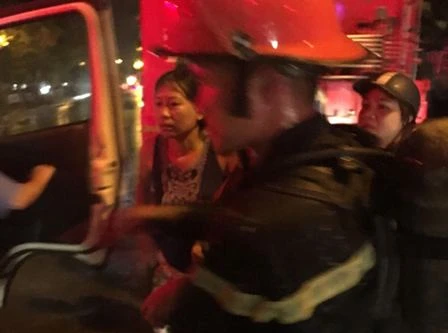 Người chỉ huy bình tĩnh, cứu sống một phụ nữ suýt chết ngạt trong hỏa hoạn