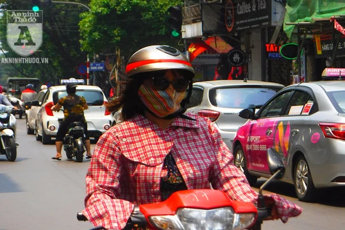 [Ảnh] Người dân Hà Nội chật vật di chuyển, mưu sinh trong cái nắng 40 độ C