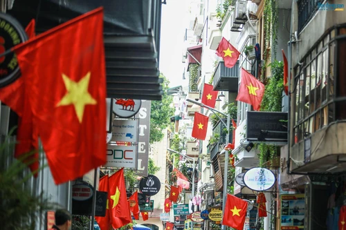 [ẢNH] Cờ đỏ sao vàng, biểu ngữ rợp trời Hà Nội mừng các ngày Lễ lịch sử của đất nước