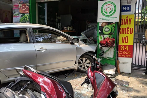 [Clip] 2 vụ xe điên liên tiếp trong cùng ngày ở Hà Nội