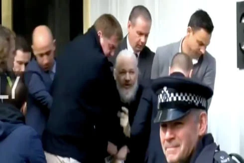 [CLIP] Ecuador đối mặt với hai sự lựa chọn:"Cha đẻ" Wikileaks Julian Assange hoặc khoản vay từ IMF
