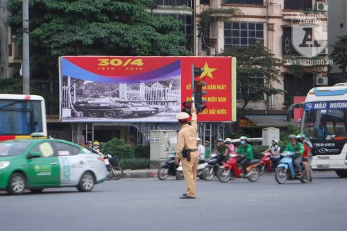 [Ảnh] Lực lượng Công an "phơi" trên đường phố đảm bảo ATGT dịp nghỉ lễ