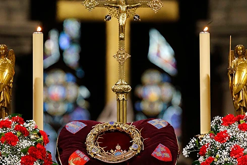 [ẢNH] Thế giới "thấp thỏm" chờ tin về loạt báu vật trong Nhà thờ Đức Bà Paris sau đám cháy lớn