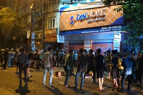 Hiện trường vụ "xe điên" đâm liên hoàn ở đường Láng khiến nữ công nhân môi trường tử vong