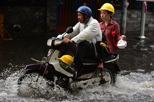 [ẢNH] Mưa "vàng" giải nhiệt tại TP.HCM đúng dịp nghỉ lễ