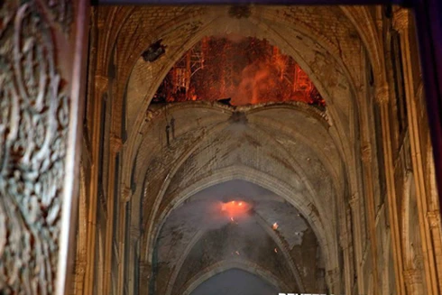 [ẢNH] Cảnh tượng đối lập bên trong nhà thờ Đức Bà Paris trước và sau vụ cháy