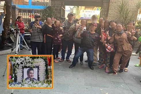 Phản cảm chen lấn, xô đẩy trong đám tang Anh Vũ chỉ để... livestream, quay clip làm Youtube