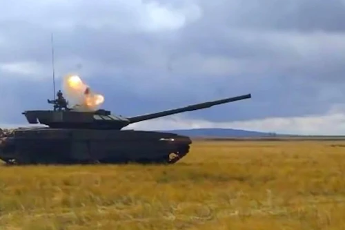 Xe tăng T-72B3 bất khả xâm phạm khi có hệ phòng vệ chủ động Arena-M và giáp phản ứng nổ Relikt?