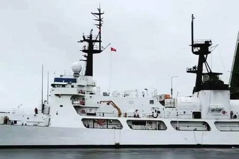 [ẢNH] Quốc kỳ Việt Nam tung bay trên tàu tuần tra USCGC John Midgett 