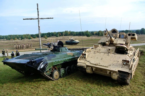 Xe chiến đấu bộ binh M2 Bradley Mỹ có ưu thế lớn nào trước BMP-2 Nga?