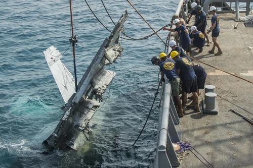 Anh trục vớt thành công tiêm kích F-35B, bác bỏ thông tin 'bí mật lọt vào tay Nga'