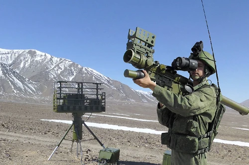 [ẢNH] Quân đội Nga được trang bị tên lửa vác vai có thể bắn hạ cả tiêm kích F-22