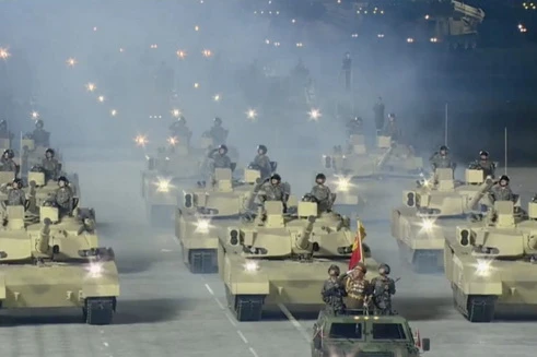 [ẢNH] Vũ khí Triều Tiên trong lễ duyệt binh chỉ là "bản sao chất lượng thấp"?