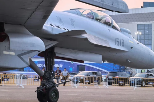 Tiêm kích hạm J-15T Trung Quốc 'gây sốc' cho Mỹ khi ra mắt