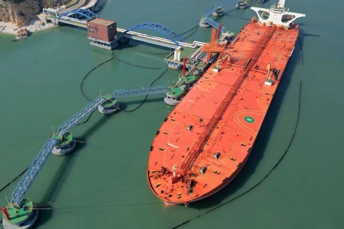 Nhiều tàu chở dầu phương Tây đầy tải đang 'trôi dạt' trên đại dương