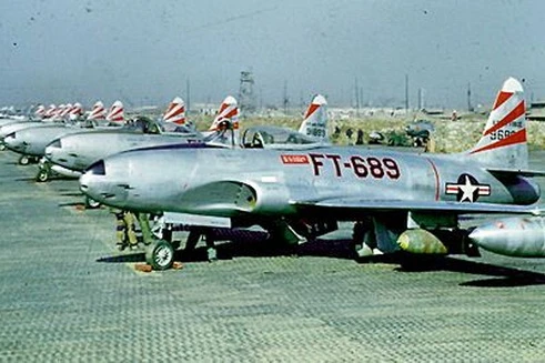 [ẢNH] Không quân Mỹ đã tấn công sân bay của Liên Xô 70 năm trước như thế nào?