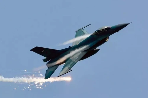 Cơ hội nào dành cho tiêm kích F-16 khi đối đầu Su-30?