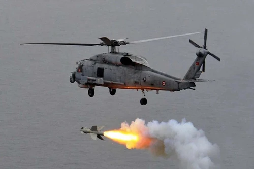 [ẢNH] Trung Quốc giật mình khi Ấn Độ nhận trực thăng săn ngầm kiêm diệt hạm cực mạnh